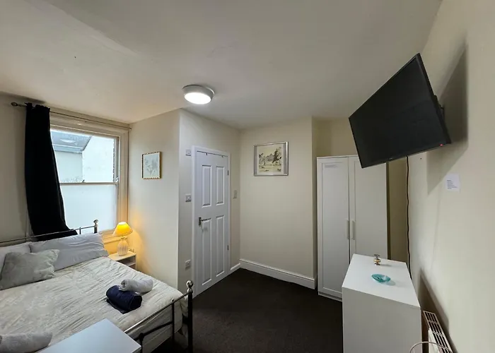 Comfortable Modern Home, Town Centre, Free Parking, Ensuite Room B