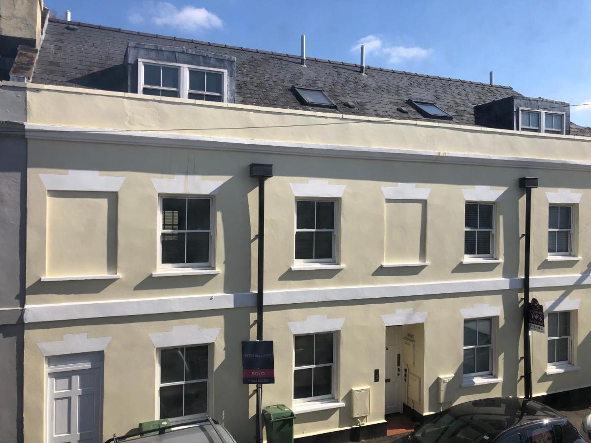 Homestay Comfortable Modern Home, Town Centre, Free Parking, Ensuite B Cheltenham