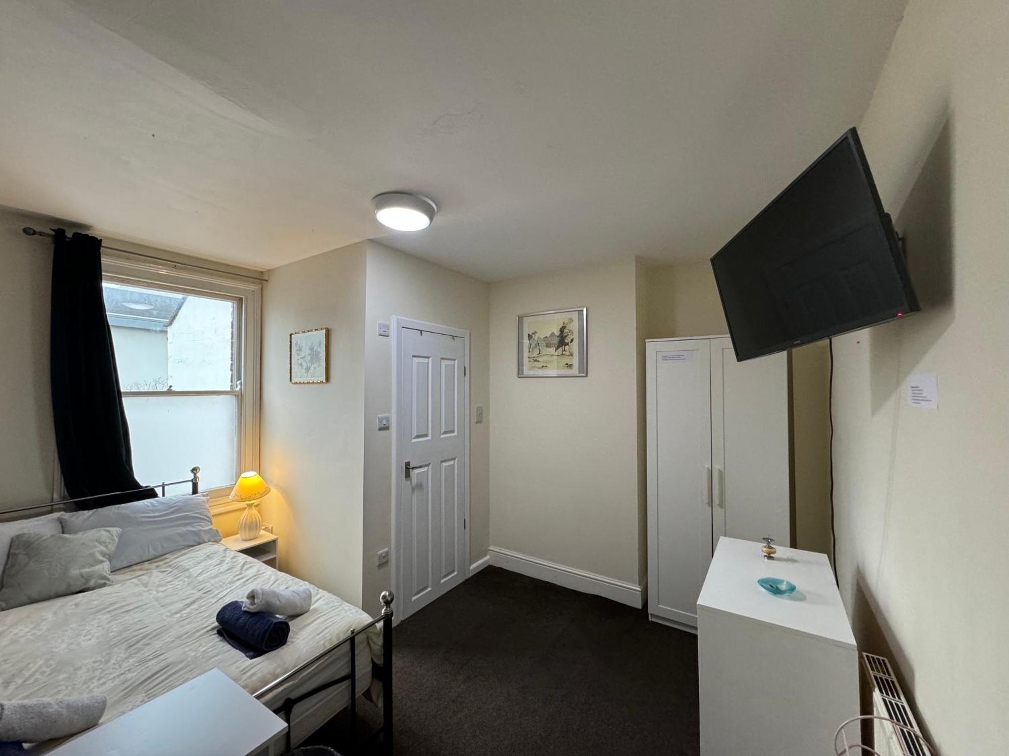 Homestay Comfortable Modern Home, Town Centre, Free Parking, Ensuite B Cheltenham