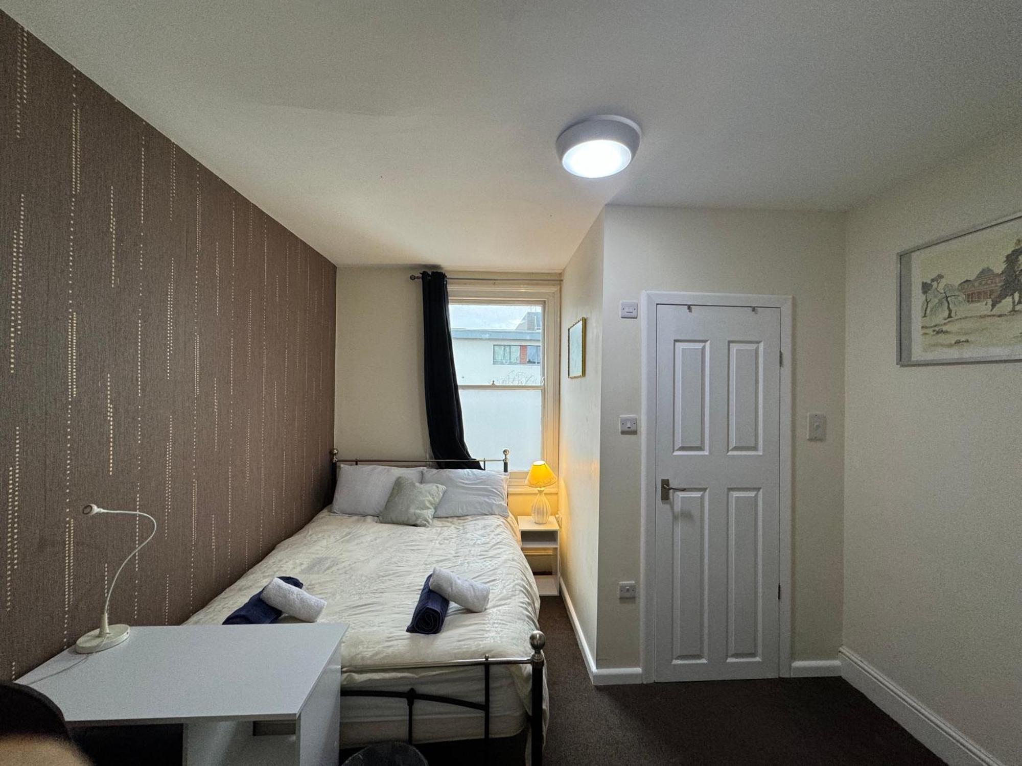 Comfortable Modern Home, Town Centre, Free Parking, Ensuite B Homestay *