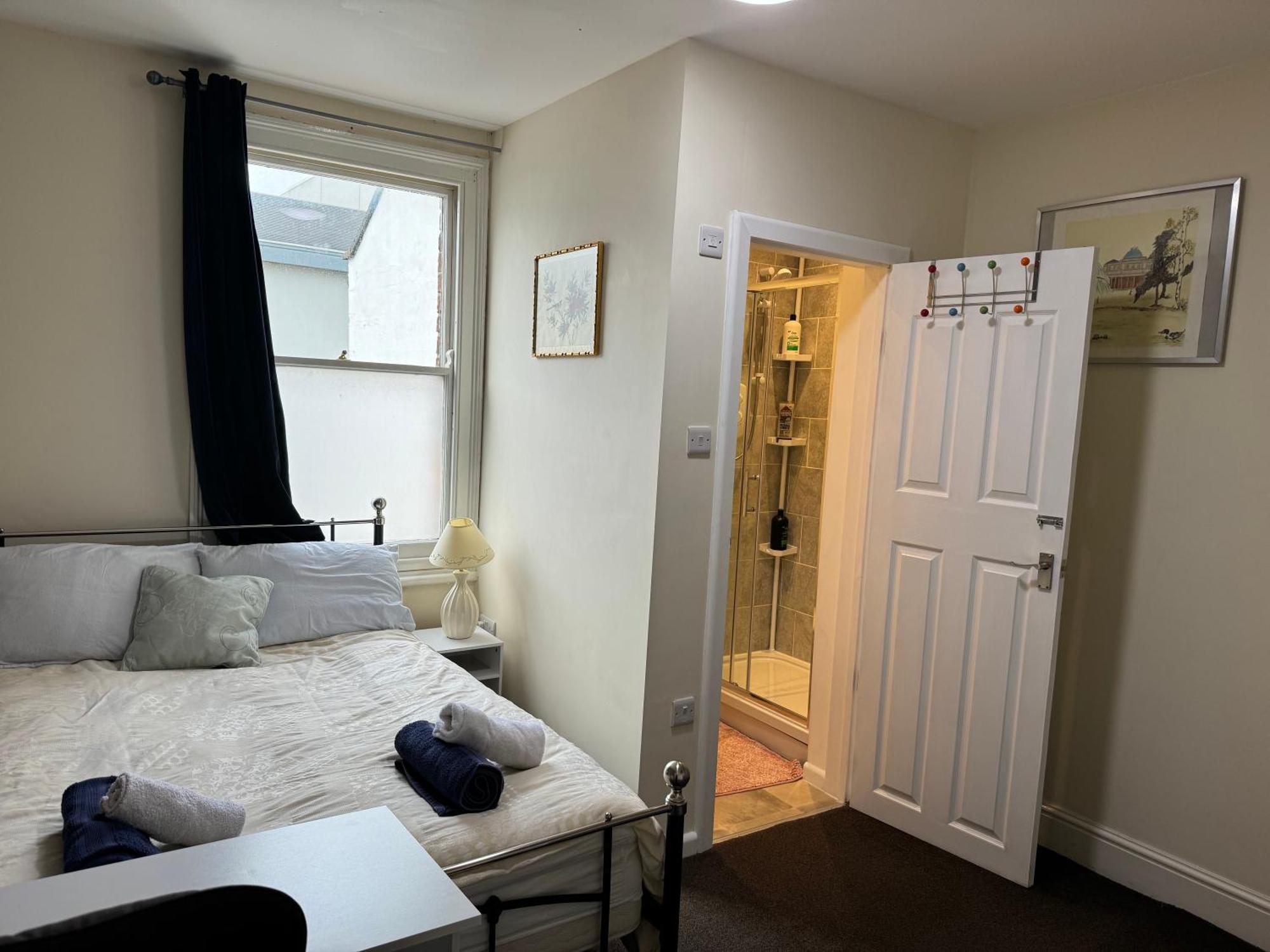 Homestay Comfortable Modern Home, Town Centre, Free Parking, Ensuite B Cheltenham